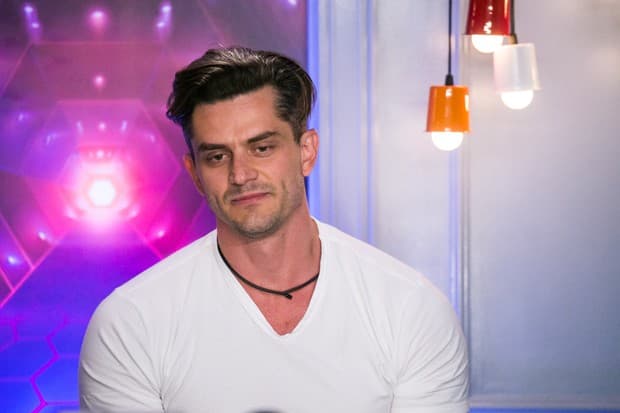 Marcos Harter diz que é considerado um herói e ataca a Globo na "Fazenda"