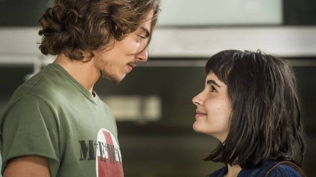 Valentina Herszage dá sua opinião sobre primeira vez de Bebeth e Márcio em "Pega Pega"