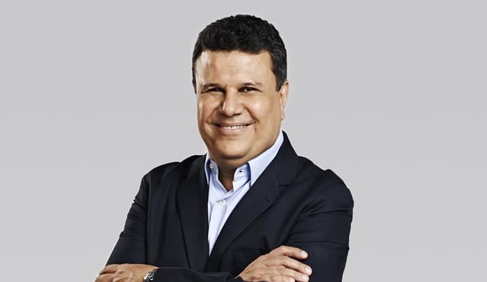 Narrador da Band fala nome de time belga errado e é alfinetado por apresentador da Record