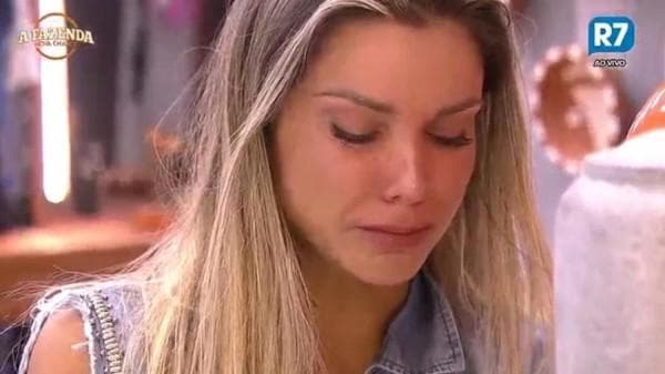 Flávia Viana se dá mal em procedimento no rosto e vira motivo de piada em festa de Rodrigo Faro