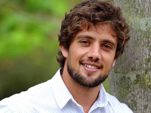Rafael Cardoso aparece sem camisa ao lado da mulher grávida e a 'imita'