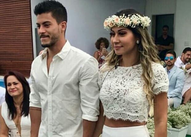 Mayra Cardi e Arthur Aguiar discutem com internautas após críticas ao casamento do casal