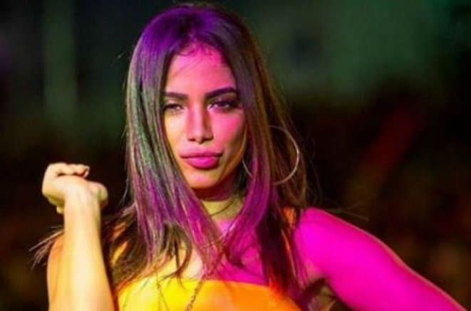 Anitta muda o visual e aparece com o cabelo platinado