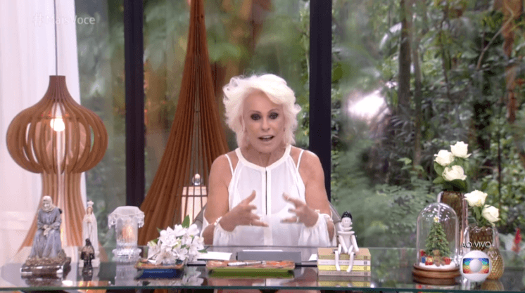 Ana Maria comete gafe ao errar nome de Nayara, do BBB18, e é corrigida por Louro José