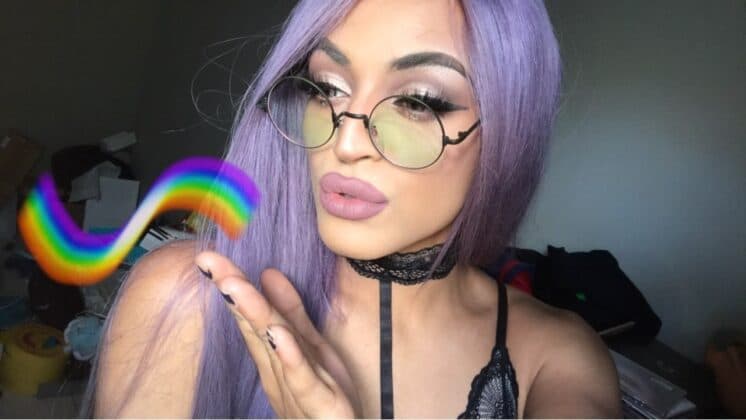 Pabllo Vittar faz tatuagem no bumbum