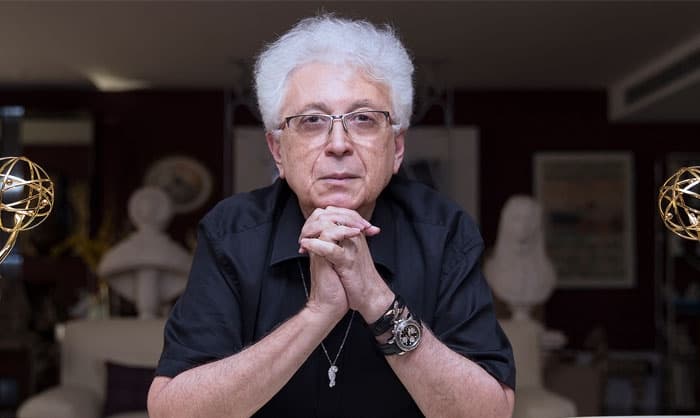 Aguinaldo Silva exibe detalhes de seu luxuoso apartamento com cristais e surpreende