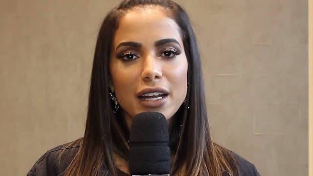 Anitta promove festa íntima para funcionários e vídeos vazam na web