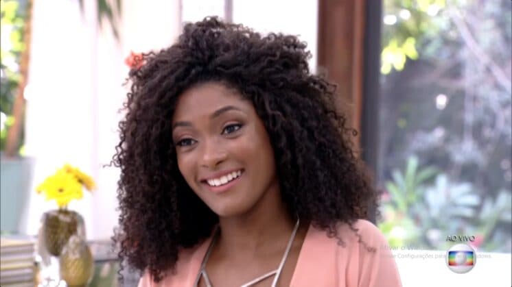Erika Januza aparece irreconhecível em foto antiga antes da fama: "Deus"