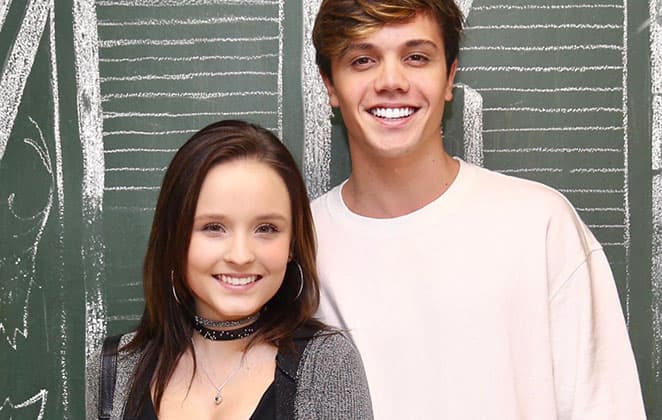 Larissa Manoela curte carnaval ao lado de namorado com fantasia ousada