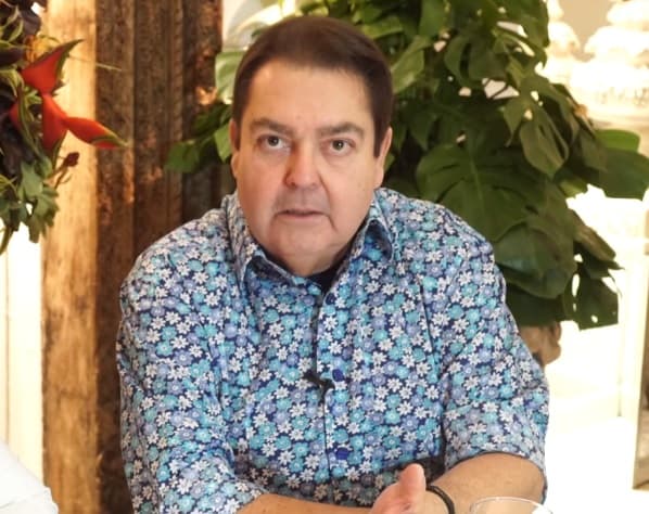 Fausto Silva fala do desafio de trabalhar aos domingos na Globo e fama de ser generoso: "Qualquer tipo de ajuda cria uma sociedade mais alegre"