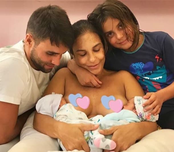 Ivete Sangalo amamente as gêmeas ao lado do marido e do filho. (Foto: Reprodução/Instagram) Ivete Sangalo amamente as gêmeas ao lado do marido e do filho. (Foto: Reprodução/Instagram)