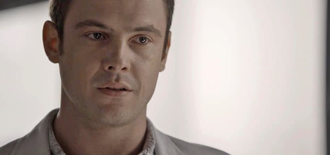 O Outro Lado do Paraíso: Determinado, Gael procura saber sobre o passado de Sophia