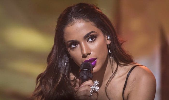 Anitta comemora aniversário com bolo inusitado e causa na internet