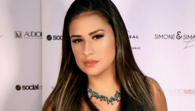 Após detonar casal no BBB18, cantora Simone aparece com noivo de Taubaté