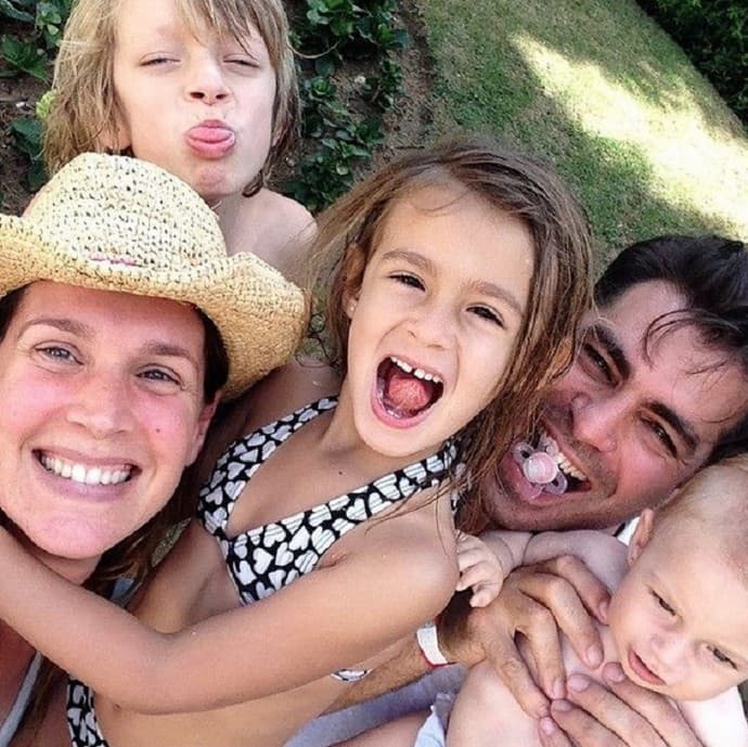 Thiago Lacerda junto com a esposa Vanessa Lóes e filhos. Foto - reprodução/Insta. Thiago Lacerda junto com a esposa Vanessa Lóes e filhos. Foto - reprodução/Insta.