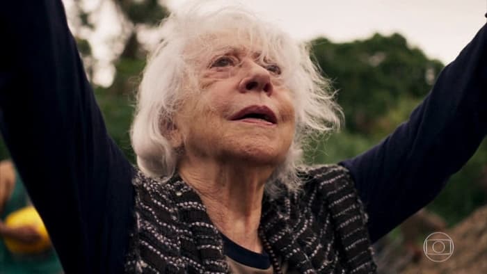 Fernanda Montenegro celebra retorno de Thiago Fragoso às gravações e conta se dará beijo em Lima Duarte no final de O Outro Lado do Paraíso