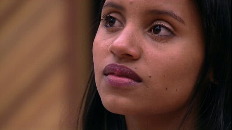 Gleici se emociona ao ganhar celular smartphone de presente no BBB18