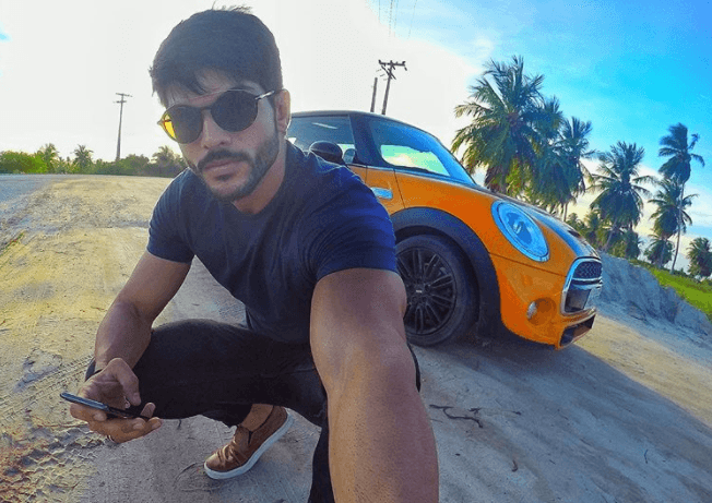 Ex-noivo, Lucas Fernandes é flagrado em clima íntimo com loira misteriosa após festa do BBB18
