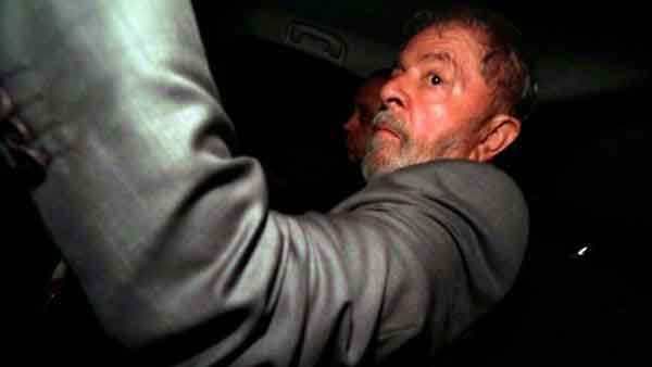 Manifestante pró-Lula atrapalha link ao vivo da Globo e repórter toma atitude