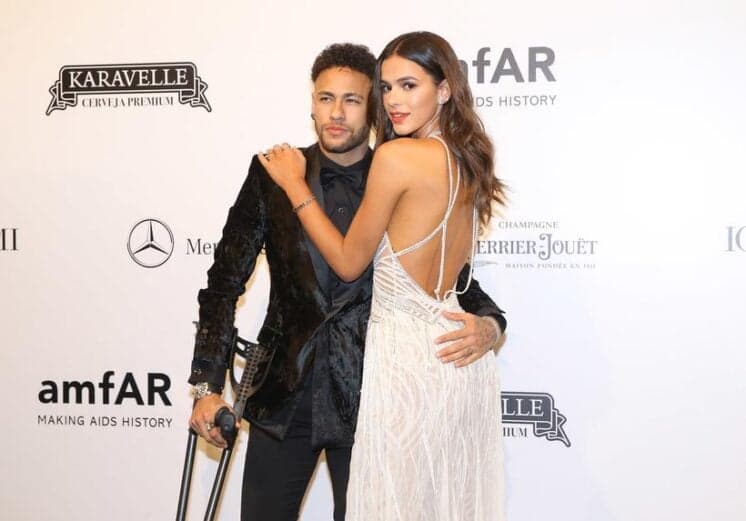 Neymar e Bruna Marquezine fazem vídeo aos beijos e 'derretem' fãs