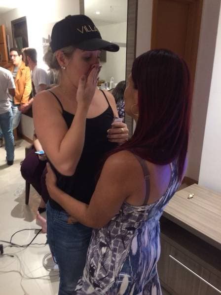 Patrícia de desculpa com a mãe de Gleici e chora (Foto: Divulgação / Extra) Patrícia de desculpa com a mãe de Gleici e chora (Foto: Divulgação / Extra)