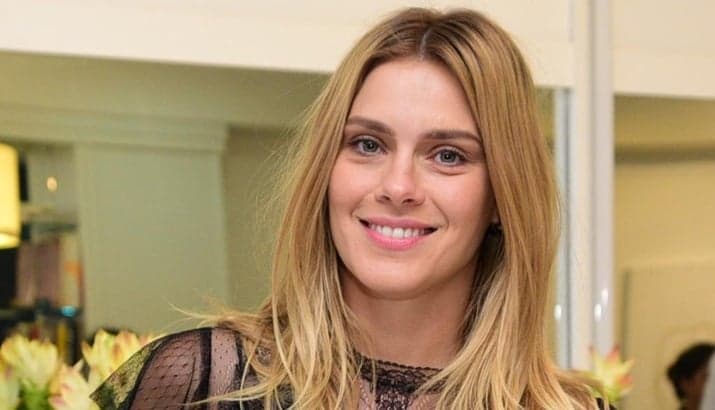 Carolina Dieckmann relembra início da carreira com personagem em Tropicaliente e surpreende com foto aos 16 anos