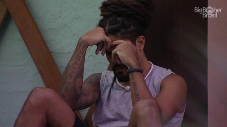 BBB18: Viegas acredita que será indicado ao paredão e faz vigília ao lado do Big Fone
