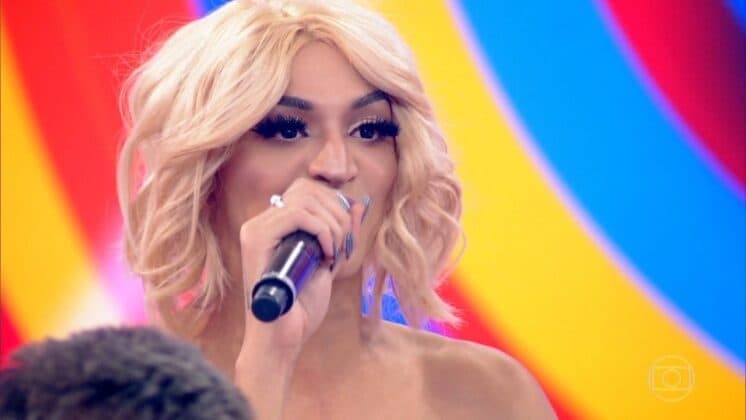 Pabllo Vittar ousa e tasca beijo na boca de artista no palco do show