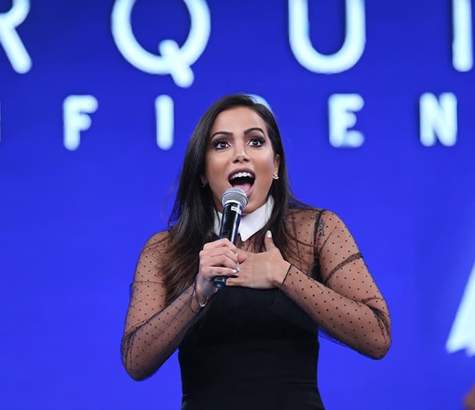 Fã de Rebelde, Anitta é tietada por Dulce Maria no México e fica sem acreditar