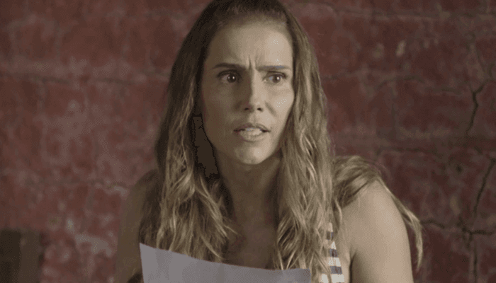 Karola (Deborah Secco) encontra certidão dos filhos de Luzia (Giovanna Antonelli) (Foto: Divulgação/Globo) Karola (Deborah Secco) encontra certidão dos filhos de Luzia (Giovanna Antonelli) (Foto: Divulgação/Globo)