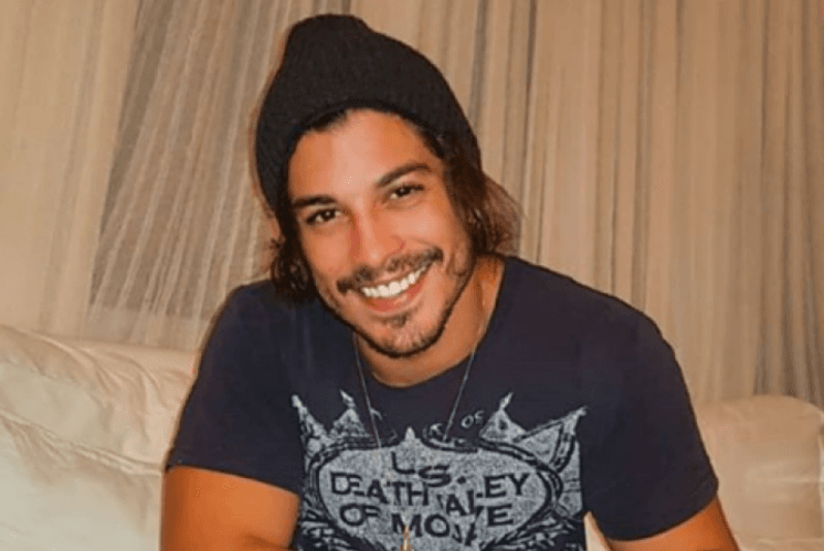 Acusado de agressão, Douglas Sampaio faz fila andar e é visto aos beijos com jovem; veja