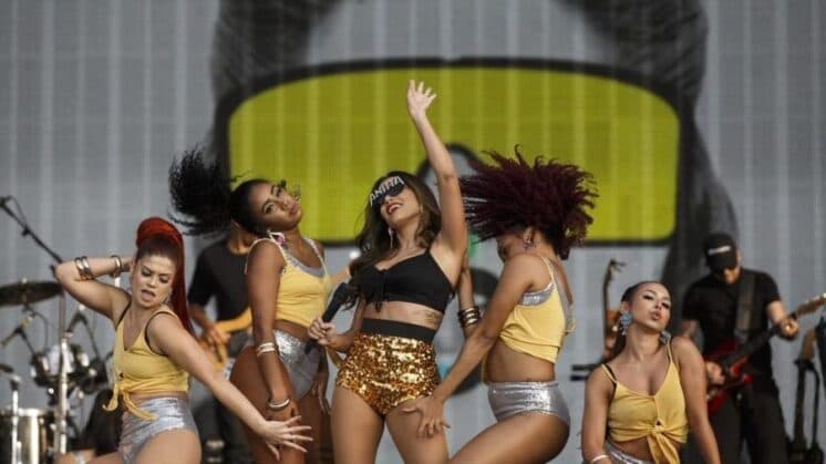 Anitta erra nome de festival por culpa de seu pai e passa vergonha