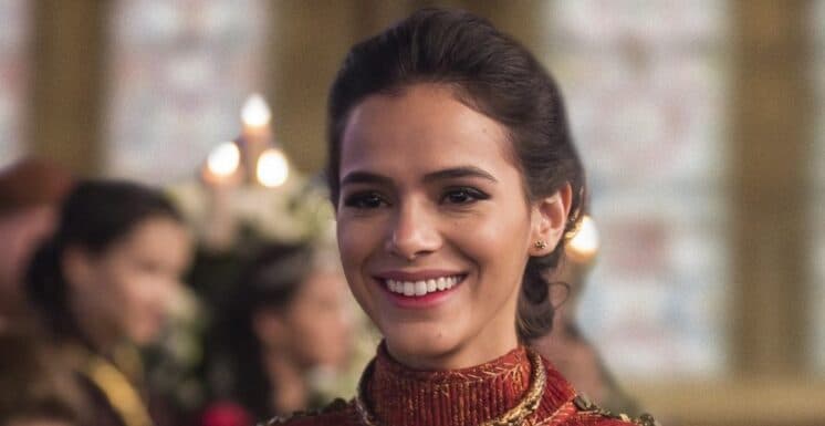 Bruna Marquezine dá aulinha sobre como levar queda cinematográfica e fãs comparam com Neymar