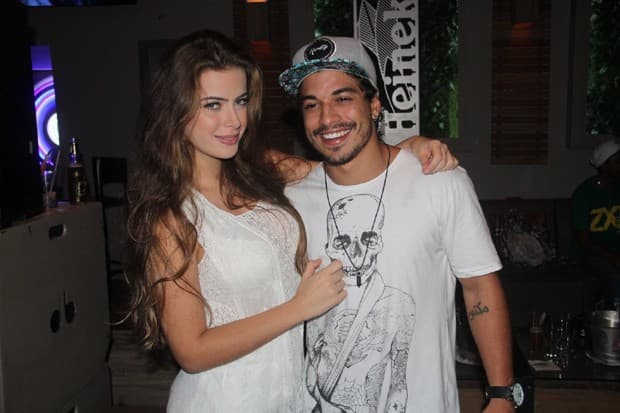 Douglas Sampaio e Rayanne Morais vão para o mesmo evento e o inusitado acontece