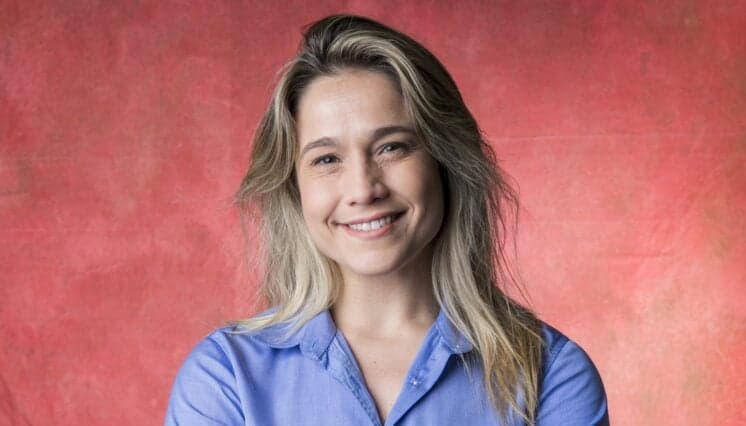 Após casamento secreto, Fernanda Gentil exibe aliança e detalhe chama atenção