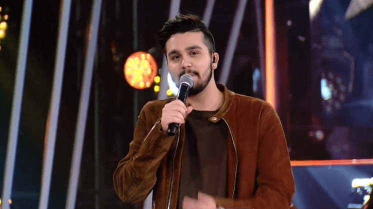 Fã de Luan Santana surpreende, tira a roupa e fica sem calcinha em pleno show do cantor; veja foto
