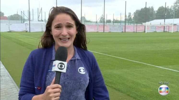 Repórter da Globo é surpreendida na Rússia e passa sufoco ao vivo
