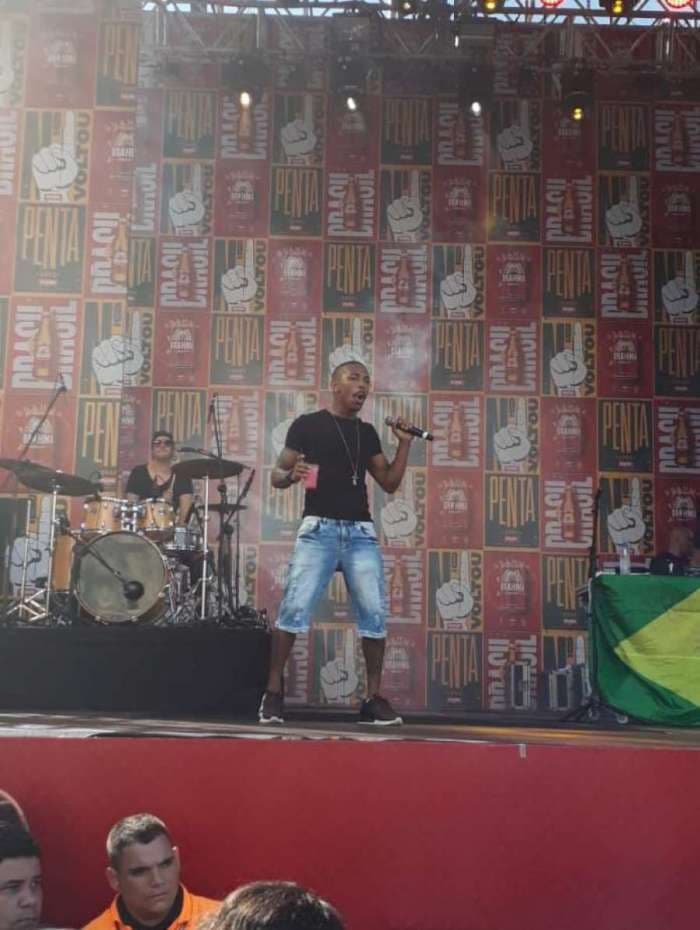 Nego do Borel compra caipirinha durante apresentação na Praça Mauá - Divulgação Nego do Borel compra caipirinha durante apresentação na Praça Mauá - Divulgação