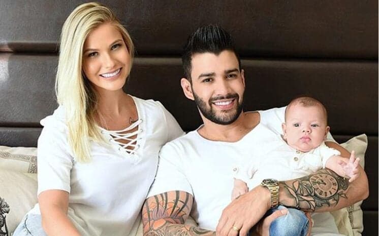 De topless, Andressa Suita posa com o filho e encanta