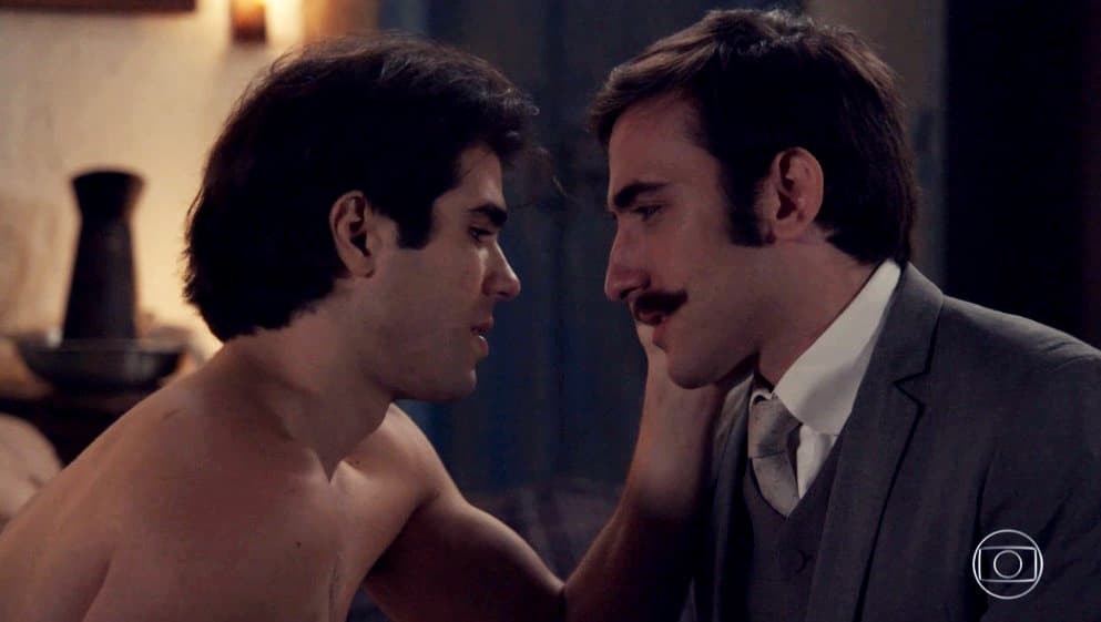 Luccino e Otávio formam casal em Orgulho e Paixão (Foto: Reprodução/Globo) Luccino e Otávio formam casal em Orgulho e Paixão (Foto: Reprodução/Globo)