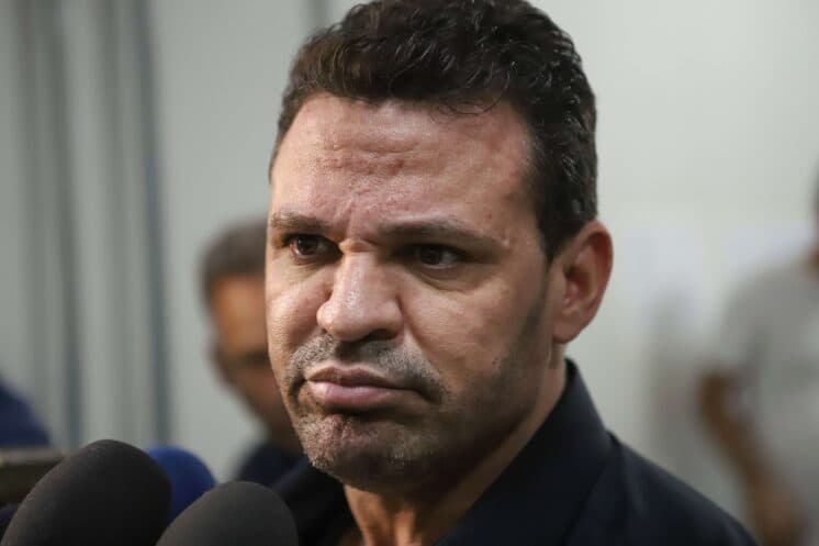 Alvo de polêmicas, Eduardo Costa ganha festa de aniversário na Record