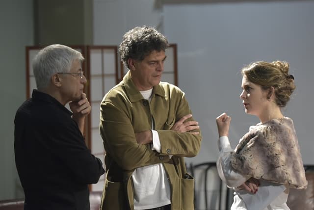 Globo promove aulas de atuação para atores novatos e veteranos com diretor internacional