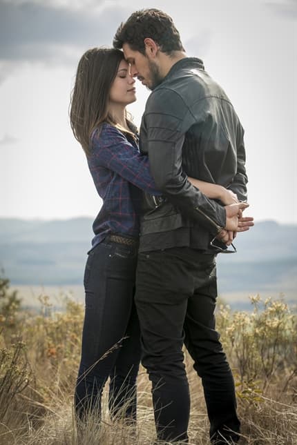 Cris (Vitória Strada) e Alain (João Vicente de Castro) em Espelho da Vida (Foto: Globo/João Miguel Júnior) Cris (Vitória Strada) e Alain (João Vicente de Castro) em Espelho da Vida (Foto: Globo/João Miguel Júnior)