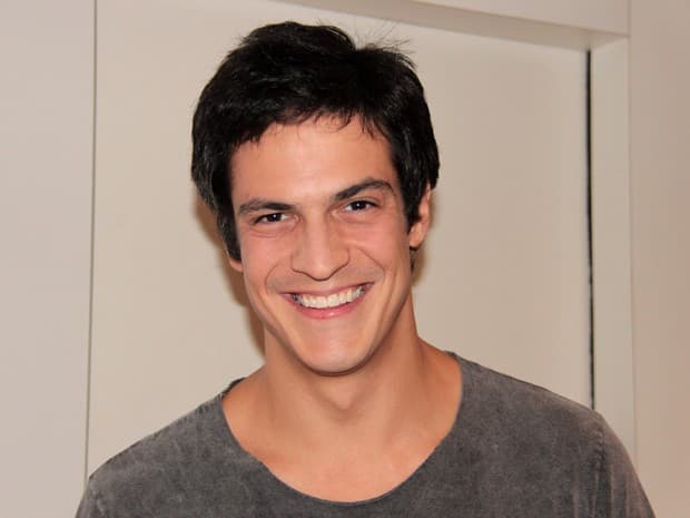 Mateus Solano posa ao lado do irmão e semelhança deixa fãs chocados