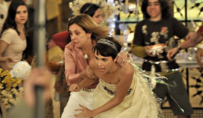 Adriana Esteves e Débora Falabella em cena de Avenida Brasil. (Foto: Divulgação) Adriana Esteves e Débora Falabella em cena de Avenida Brasil. (Foto: Divulgação)
