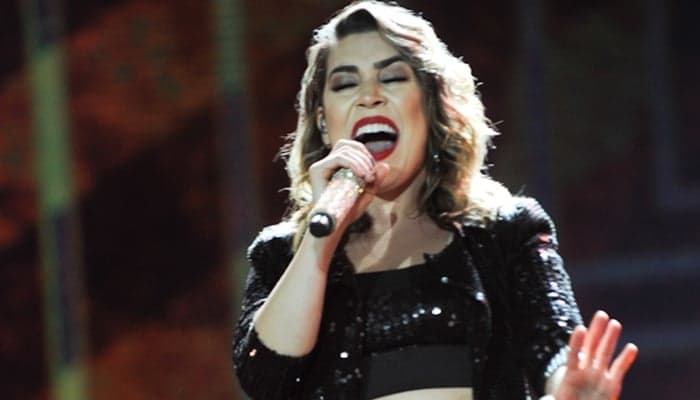 Naiara Azevedo rebola em camarote ao lado de Ludmilla e empolga foliões