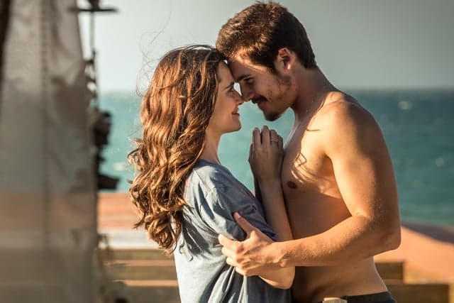 O Tempo Não Para: Marocas tem noite de sexo com Samuca e perde a virgindade; veja fotos