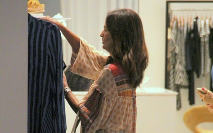 Fátima Bernardes surge comprando roupas no shopping e detalhe chama atenção