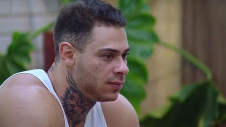 A Fazenda: Leo Stronda conversa com demais peões e revela motivo para querer tocar o sino