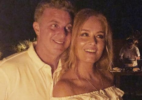 Nos EUA, Luciano Huck e Angélica passam por apuros e precisam usar máscaras para se proteger de incêndio